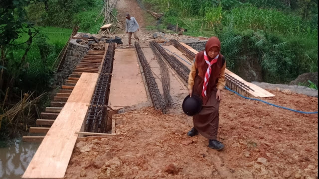 Sementara Jembatan Dibangun TNI, Pergi dan Pulang Sekolah Jalan Kaki