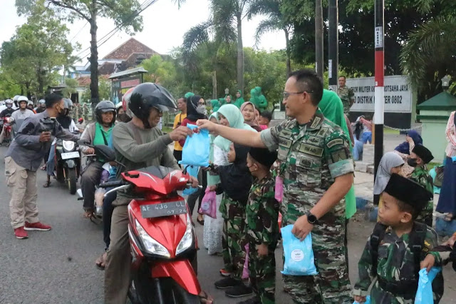 Kodim 0802/Ponorogo Bagikan Takjil Buka Puasa Kepada Warga