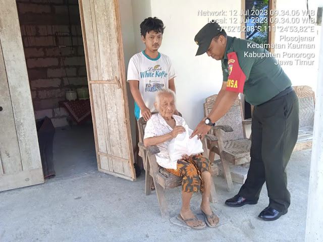 Peduli Warga Kurang Mampu, Babinsa Kodim 0802 Bagi Sembako di Wilayah Desa Binaan