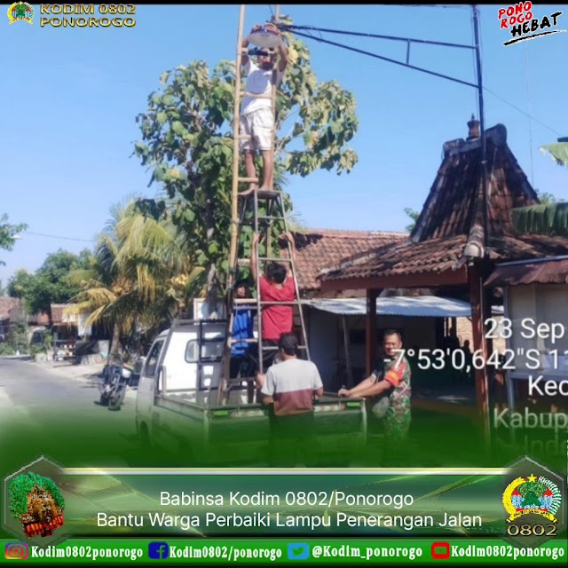 Babinsa Kodim 0802/Ponorogo Bantu Warga Perbaiki Lampu Penerangan Jalan