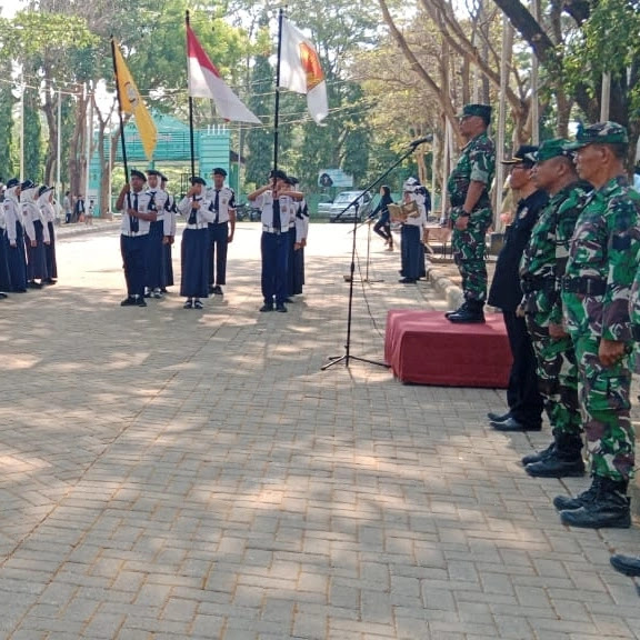 Anggota Kodim 0802/Ponorogo Beri Pelatihan  Dasar Kepemimpinan Siswa SMPN 1 Babadan