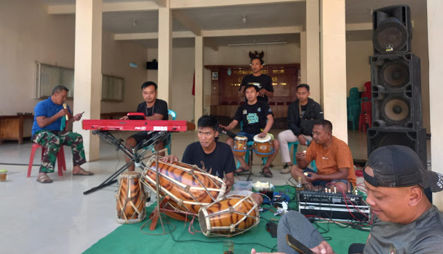 Sarana Komsos, Anggota Satgas TMMD 121 Selur Main Musik Bareng Masyarakat